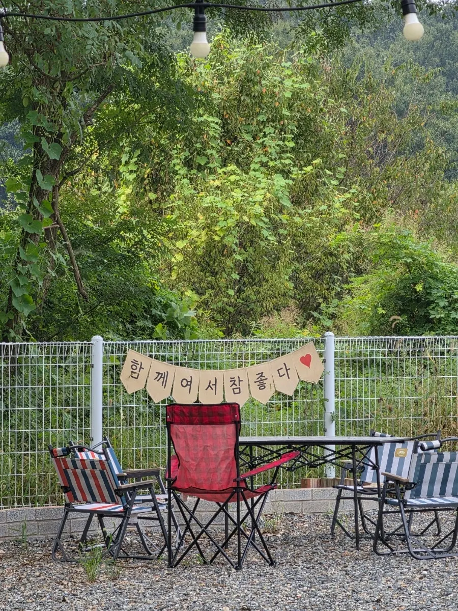 Warm phrase displayed in the café's outdoor space