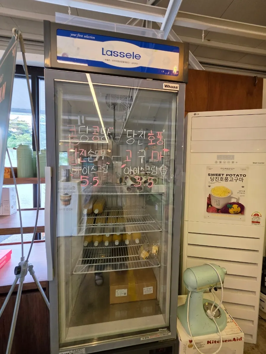 Drink menu board including lemonade and lattes