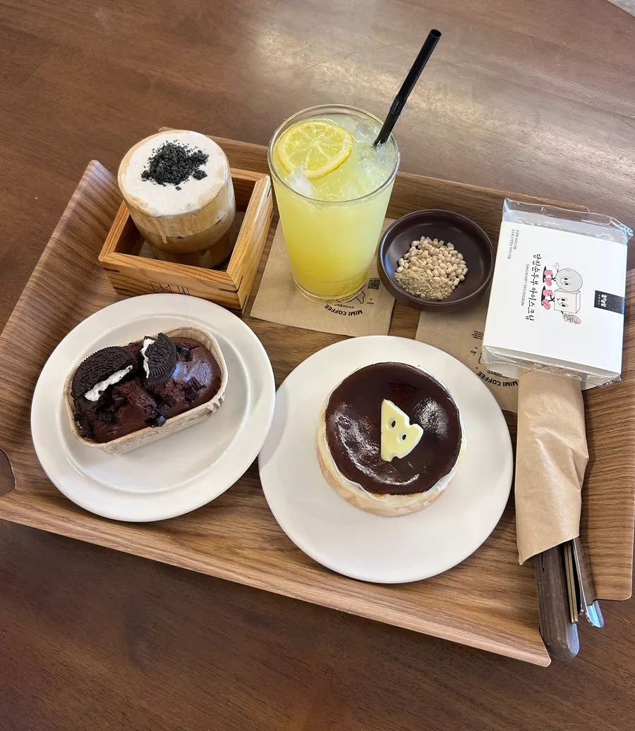 Drinks and desserts at MIMI Coffee Mill in Dangjin