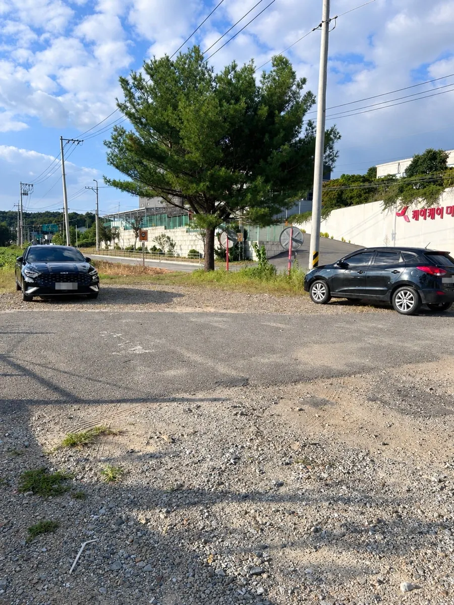 Wide parking space in front of MIMI Coffee Mill