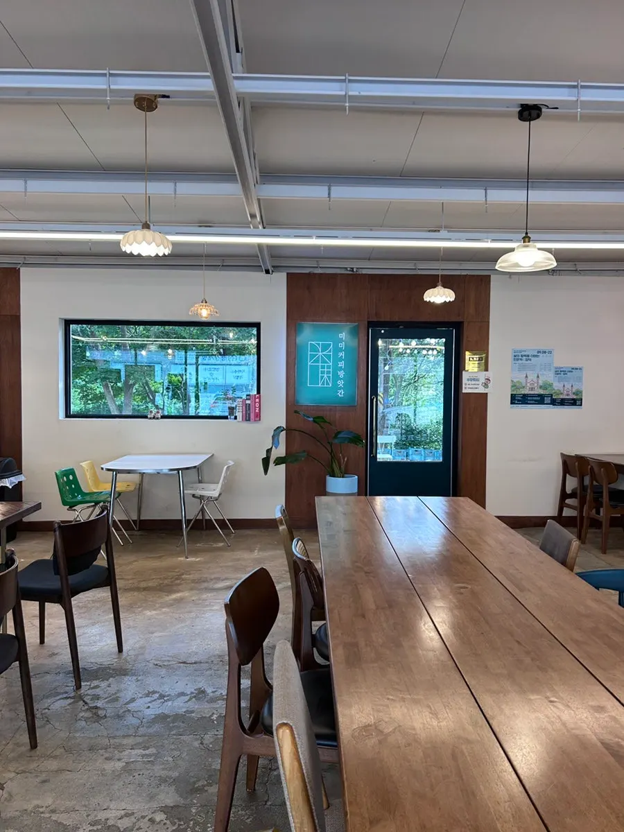 Sarangbang-style seating at MIMI Coffee Mill