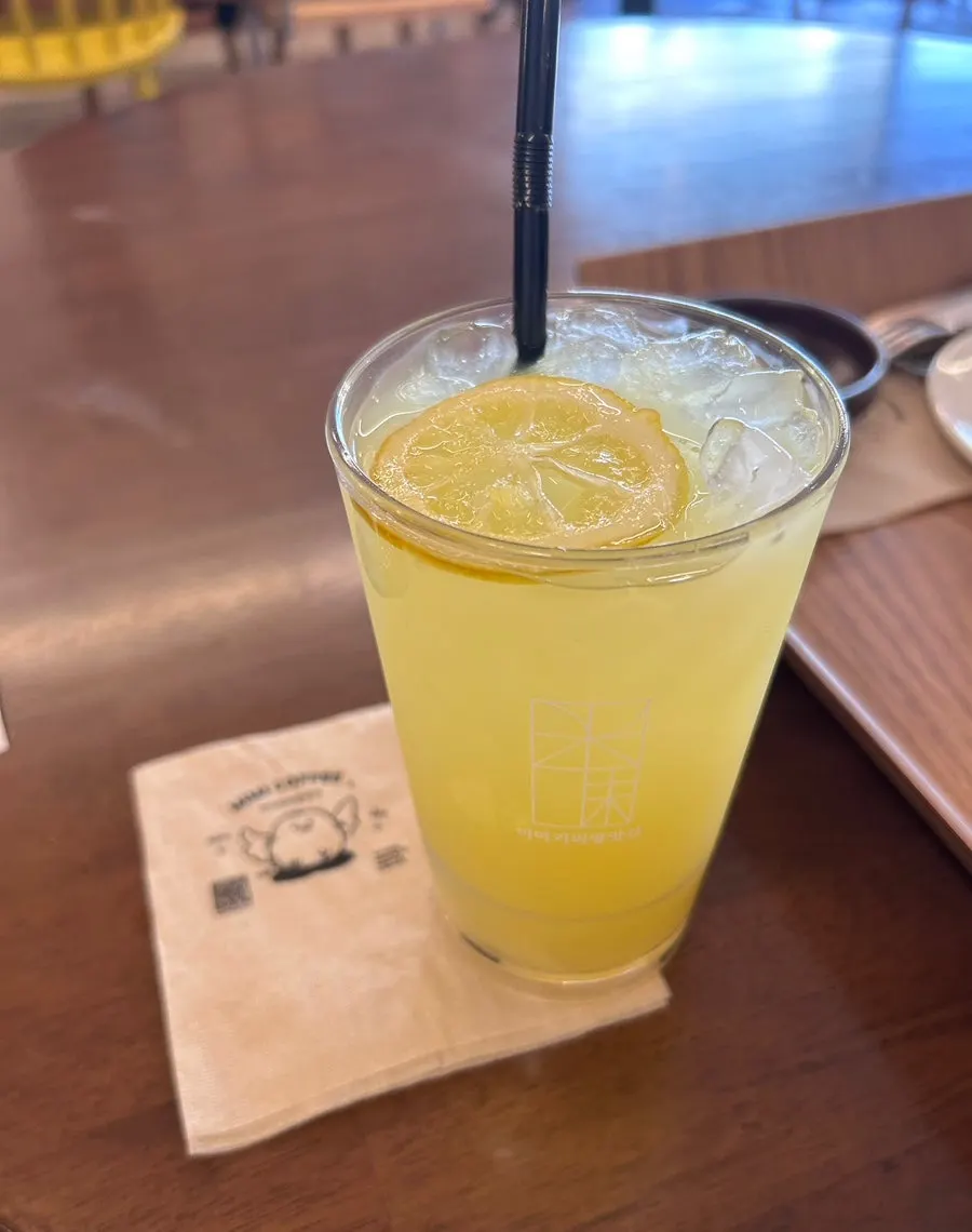 A glass of fresh-pressed MIMI lemon tea