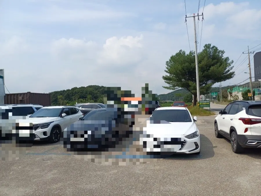 카페 앞 넉넉한 주차장