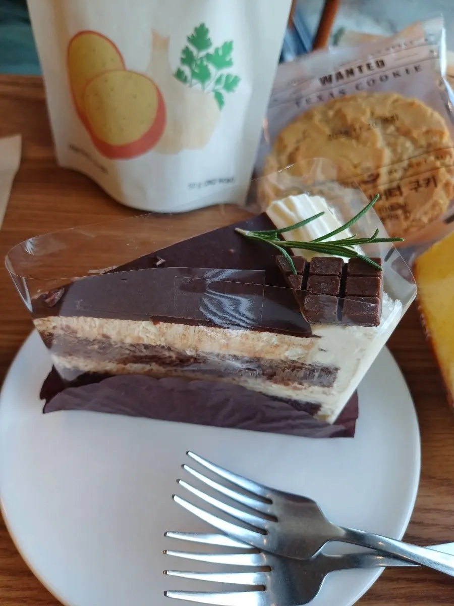 라떼아트가 올려진 카페라떼