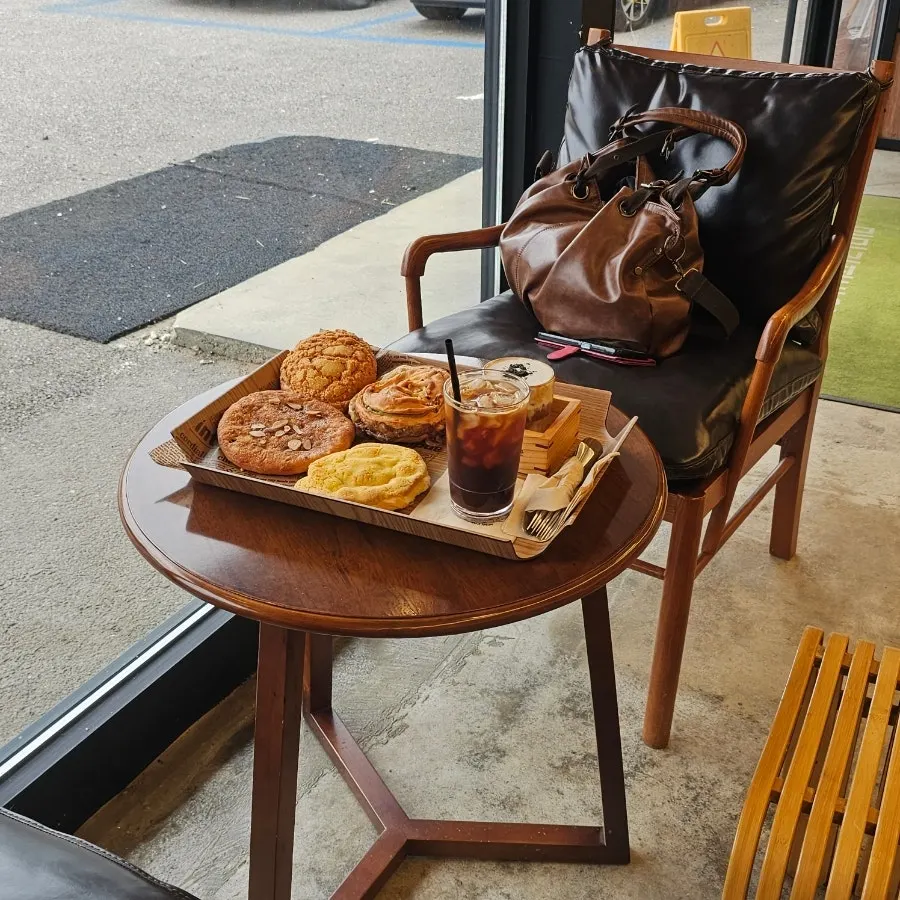 MIMI Cream Latte and a bakery tray