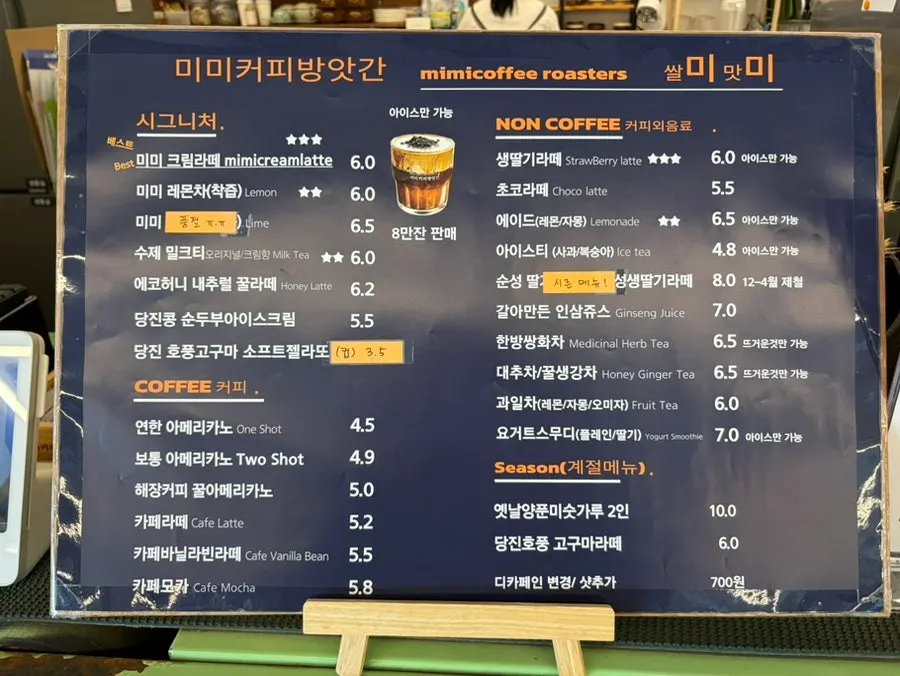여유로운 테이블 간격의 카페 내부 전경