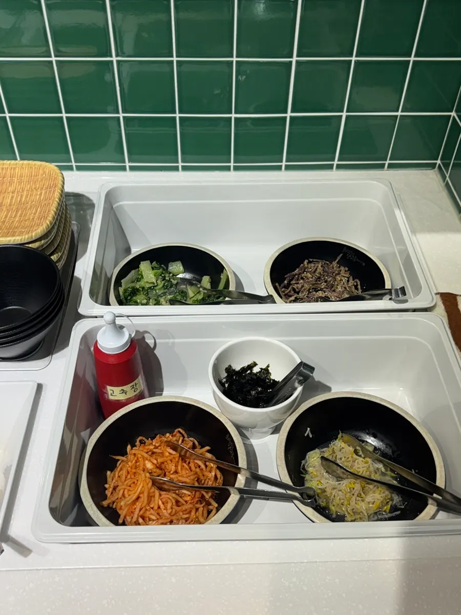 Self-bar corner with fresh lettuce