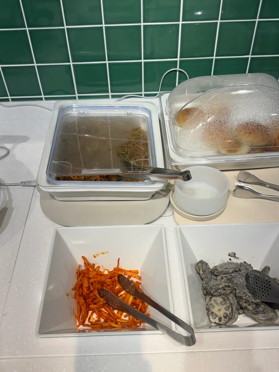 Close-up of the self-bar side dish corner