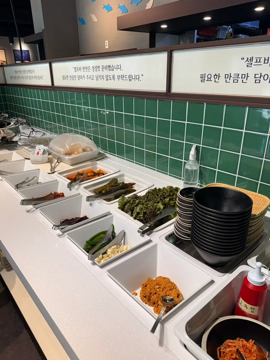 Self-service bar for side dishes
