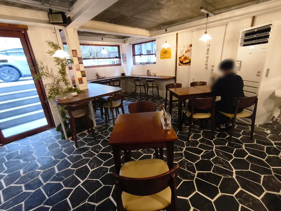 깔끔하게 정리된 당케돈카츠 테이블석