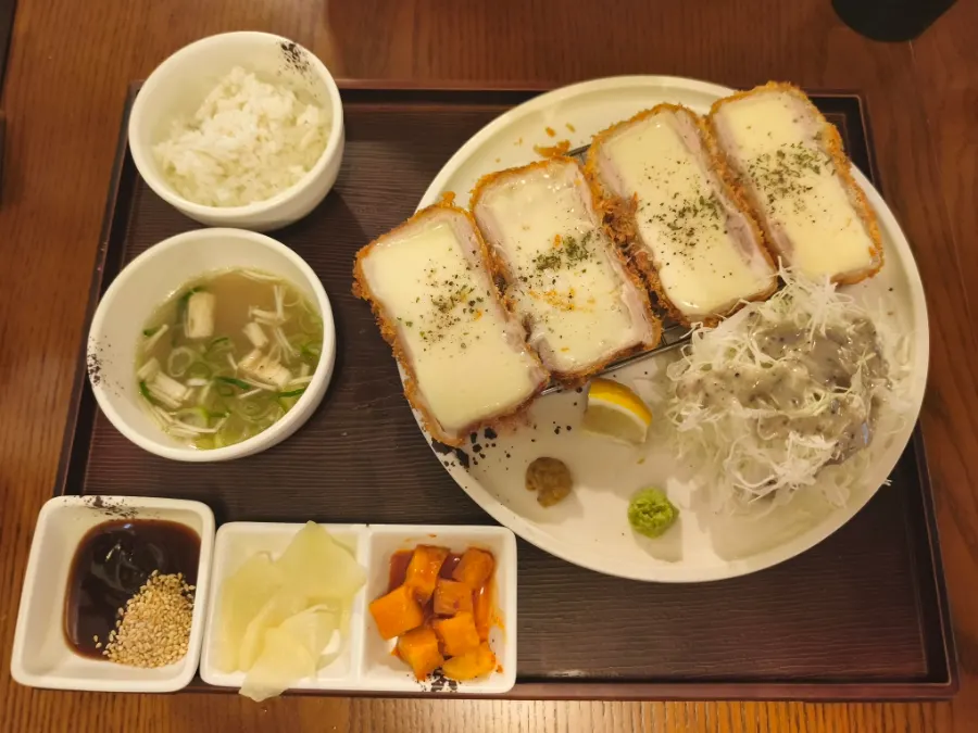 밥과 국, 밑반찬이 함께 나온 치즈돈까스 정식 한상