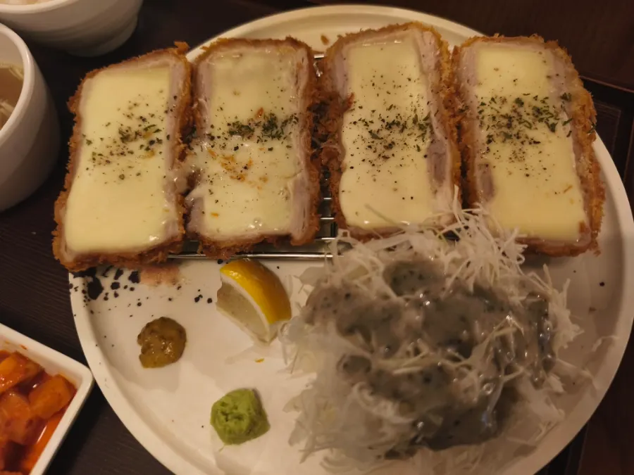치즈가 쭉 늘어나는 치즈카츠 단면