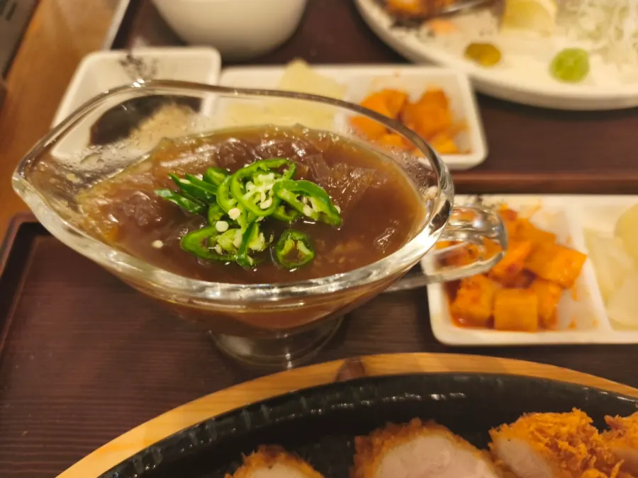 로스카츠와 따로 제공된 밥과 국