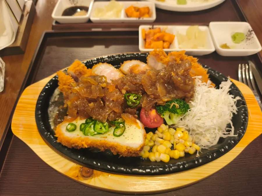 특제 브라운소스를 부은 로스카츠와 가니쉬