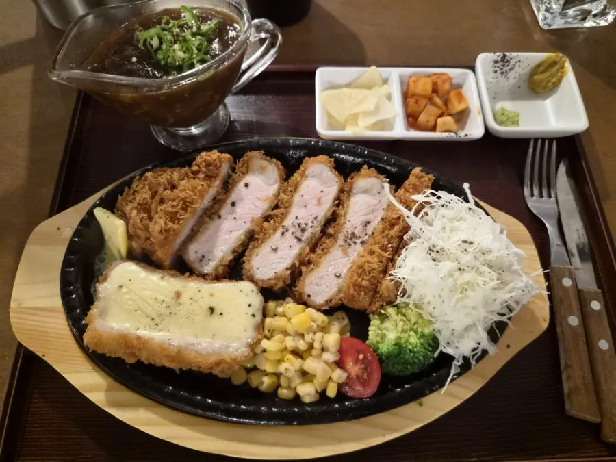 철판에 담겨 나온 시그니처 로스카츠