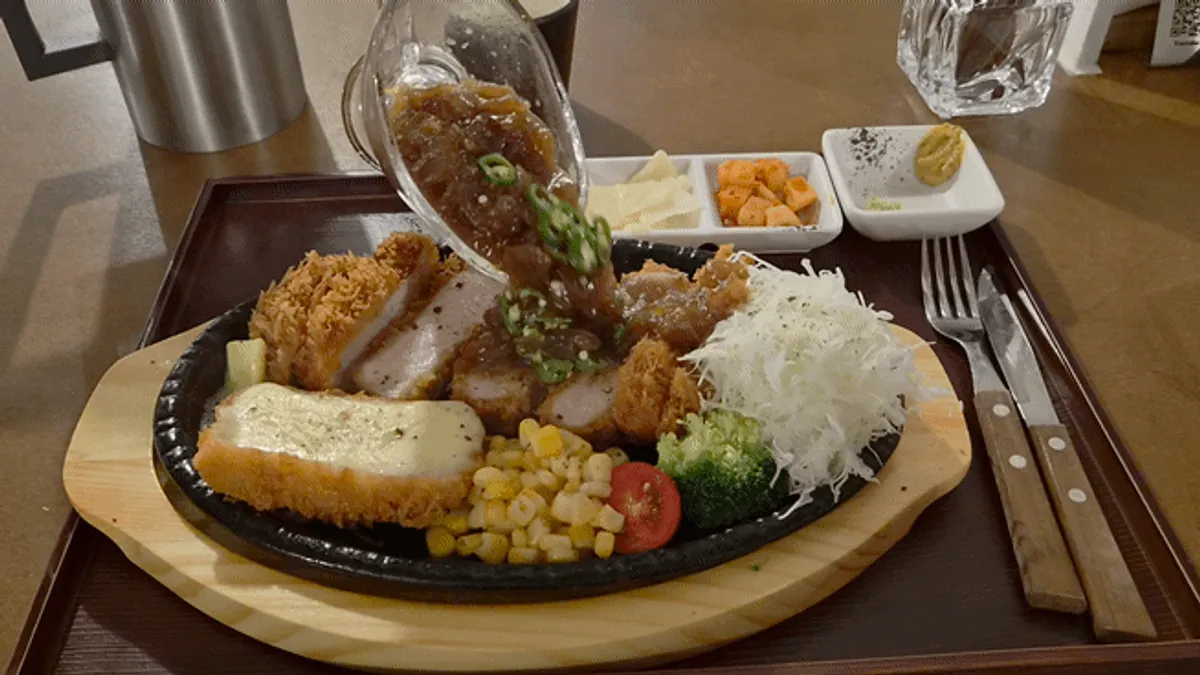 도톰한 단면이 보이는 시그니처 로스카츠