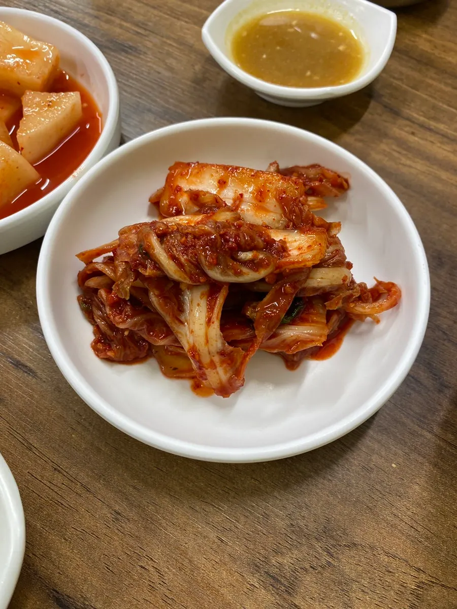 기본 반찬으로 나온 깍두기 접시