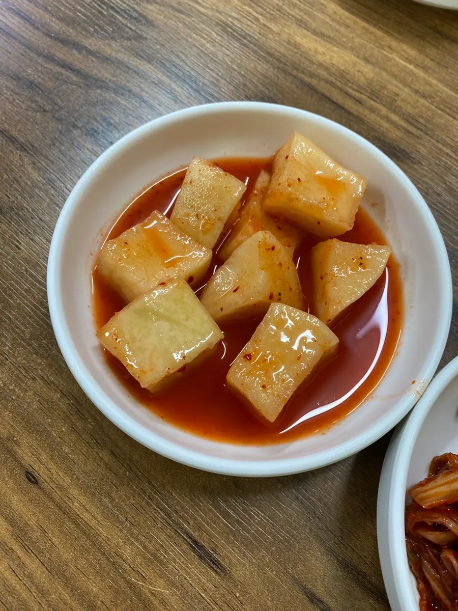 기본 반찬 김치 접시