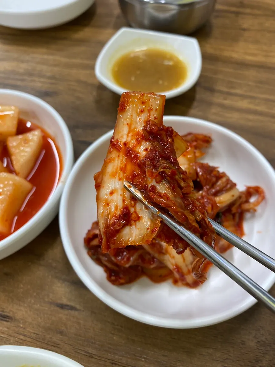 상에 차려진 밑반찬과 수저