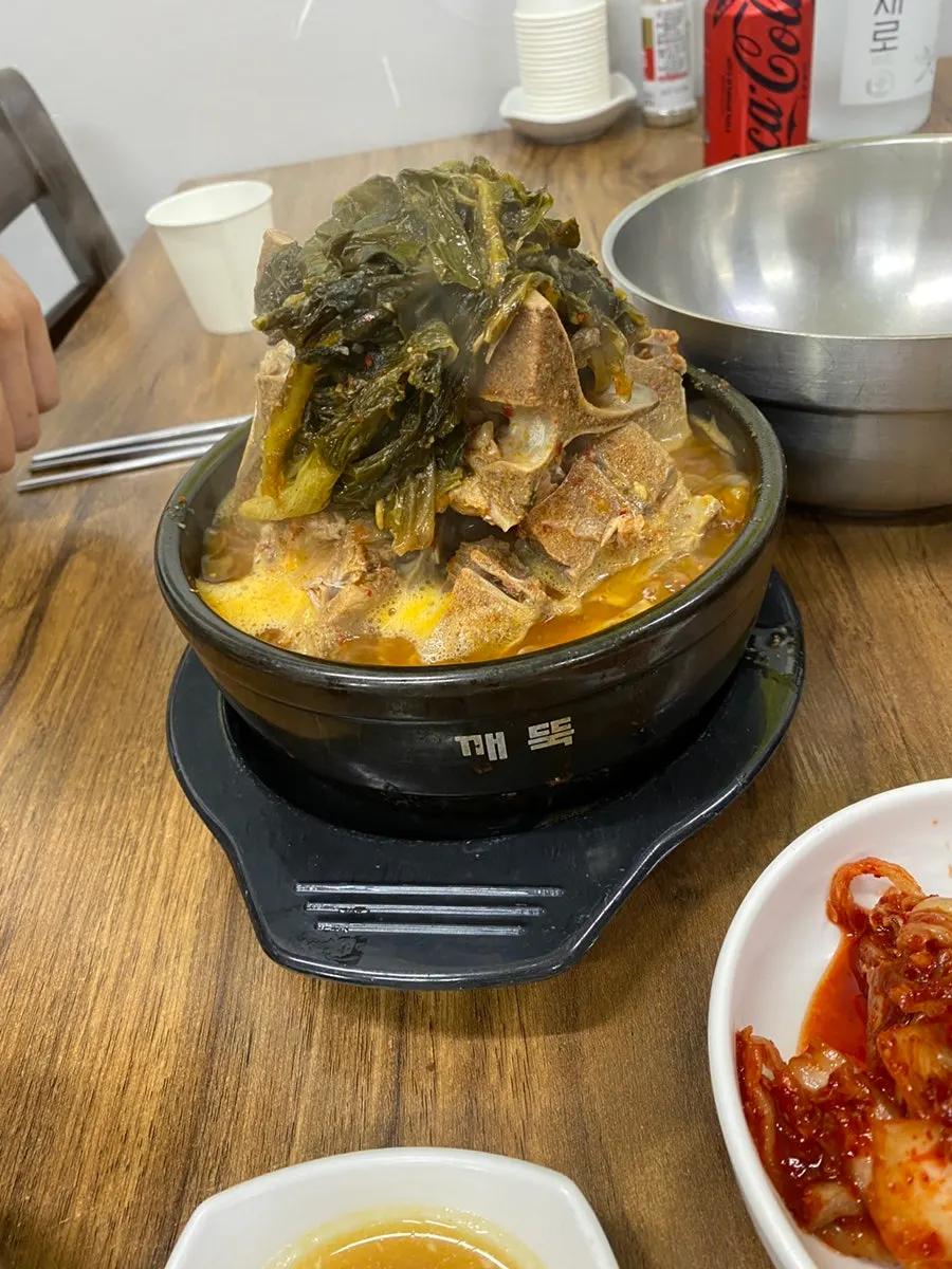 밥에 올린 김치 한 점