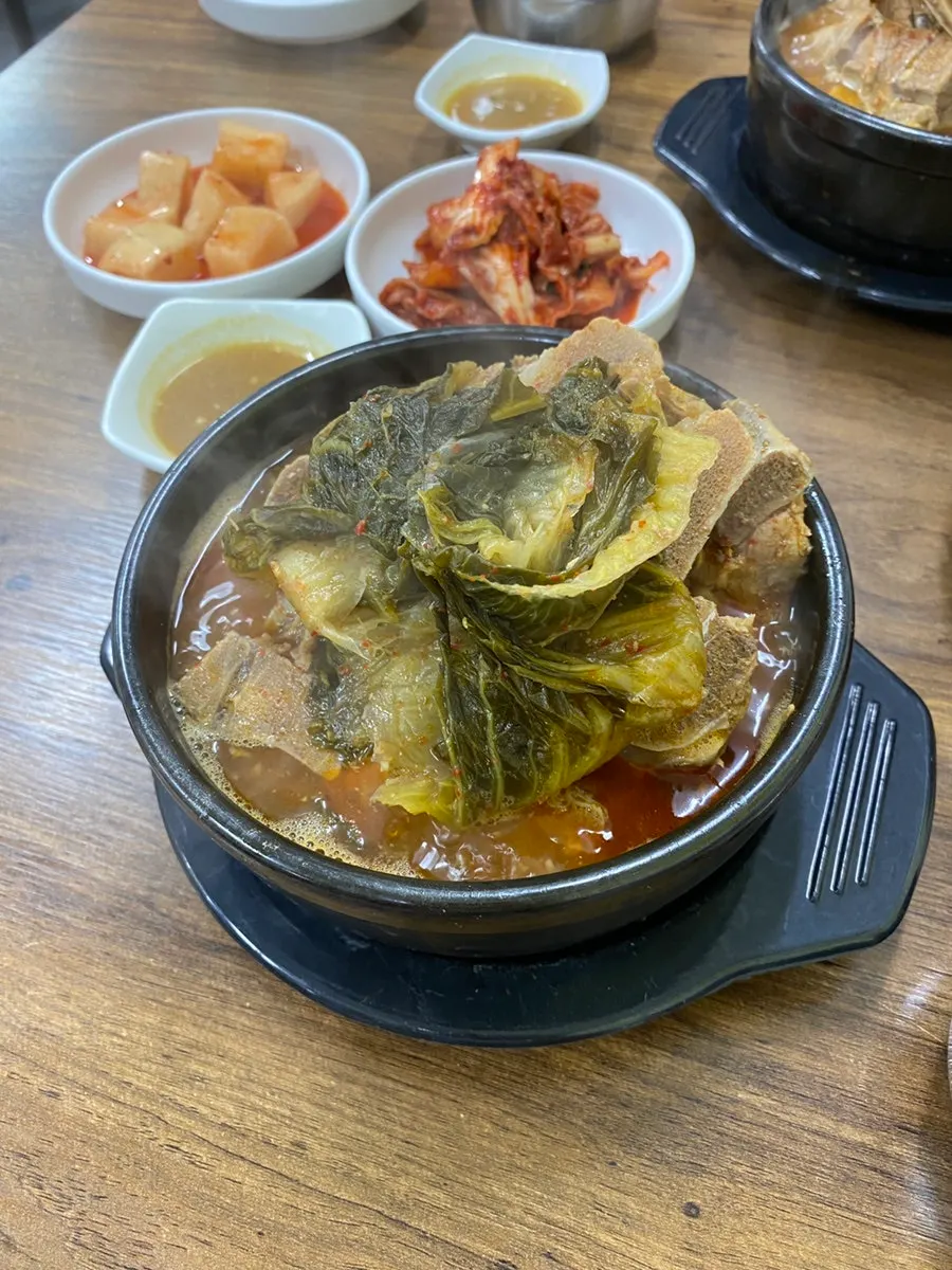 뚝배기에 담겨 나온 뼈해장국