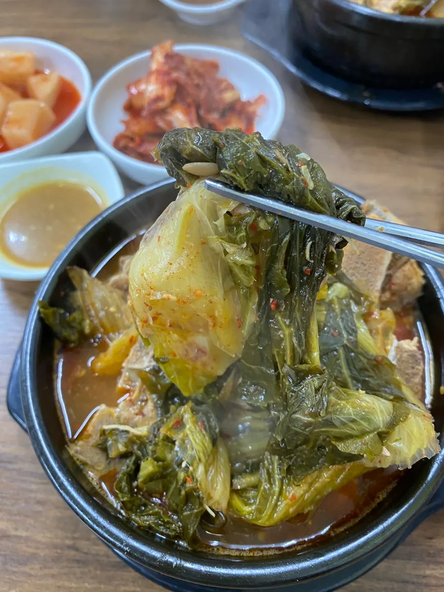 뼈해장국 속 큼직한 뼈와 우거지