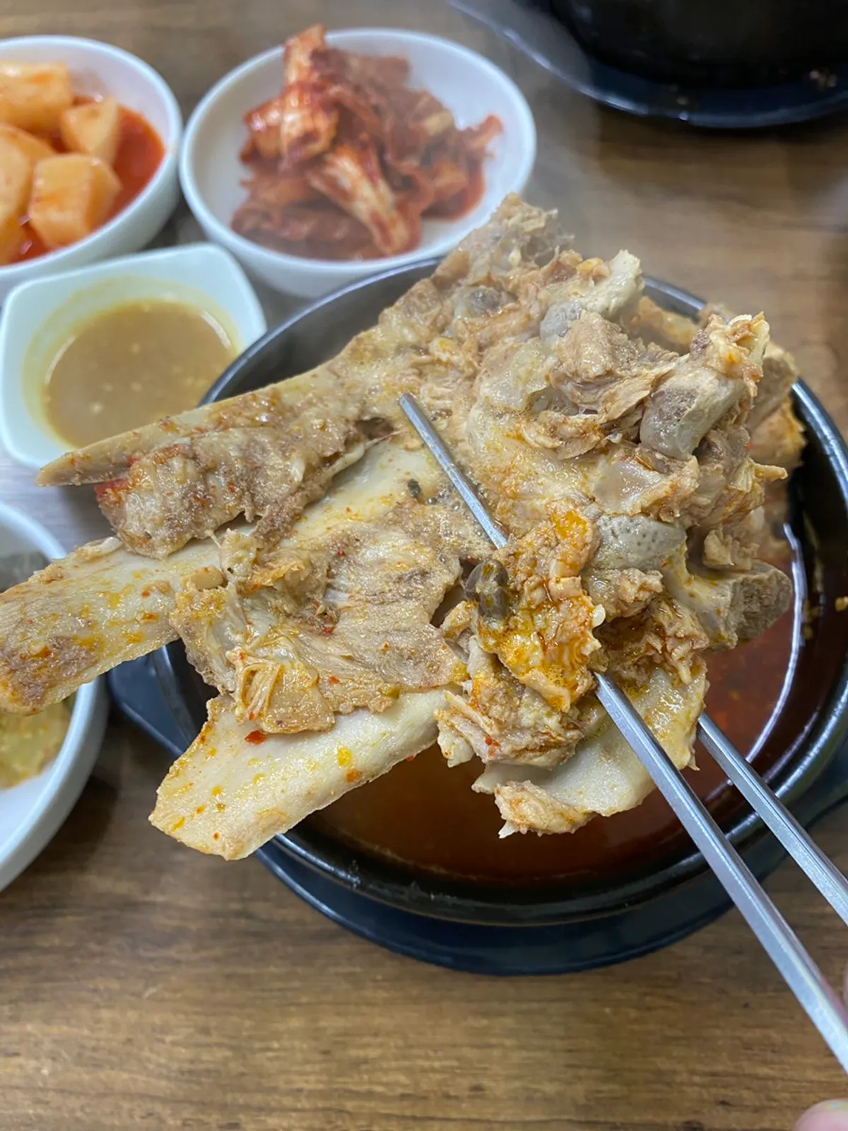 우거지와 함께 건져 올린 뼈해장국 고기