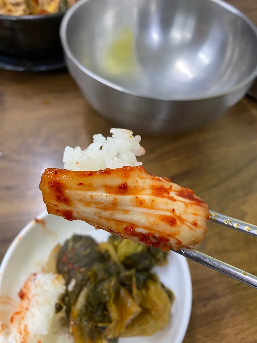 젓가락에 떨어질 듯 붙은 부드러운 살코기