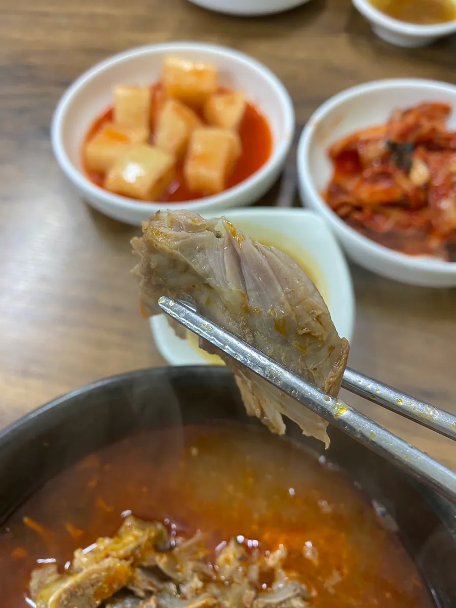 밥 위에 올린 살코기와 김치