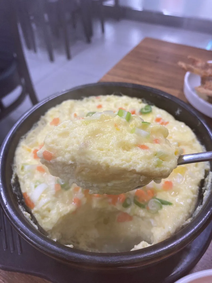 숟가락으로 뜬 몽글몽글한 계란찜