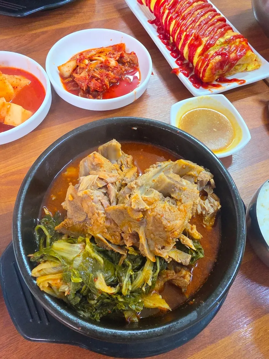 Two kinds of side kimchi and meat dipping sauce