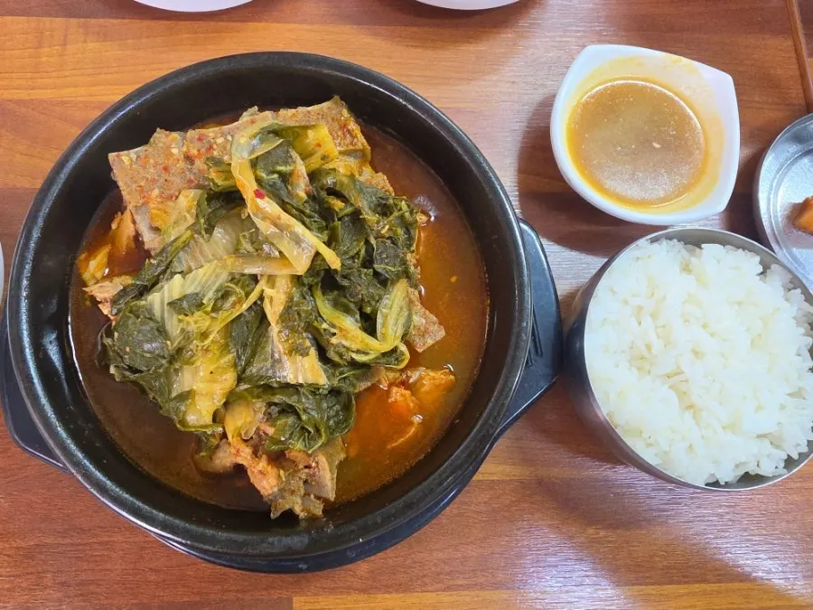 Regular pork bone soup stone pot with a bowl of rice