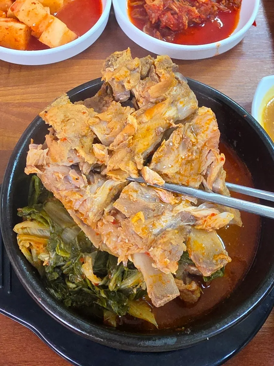 Amount of meat in the stone pot of pork bone soup
