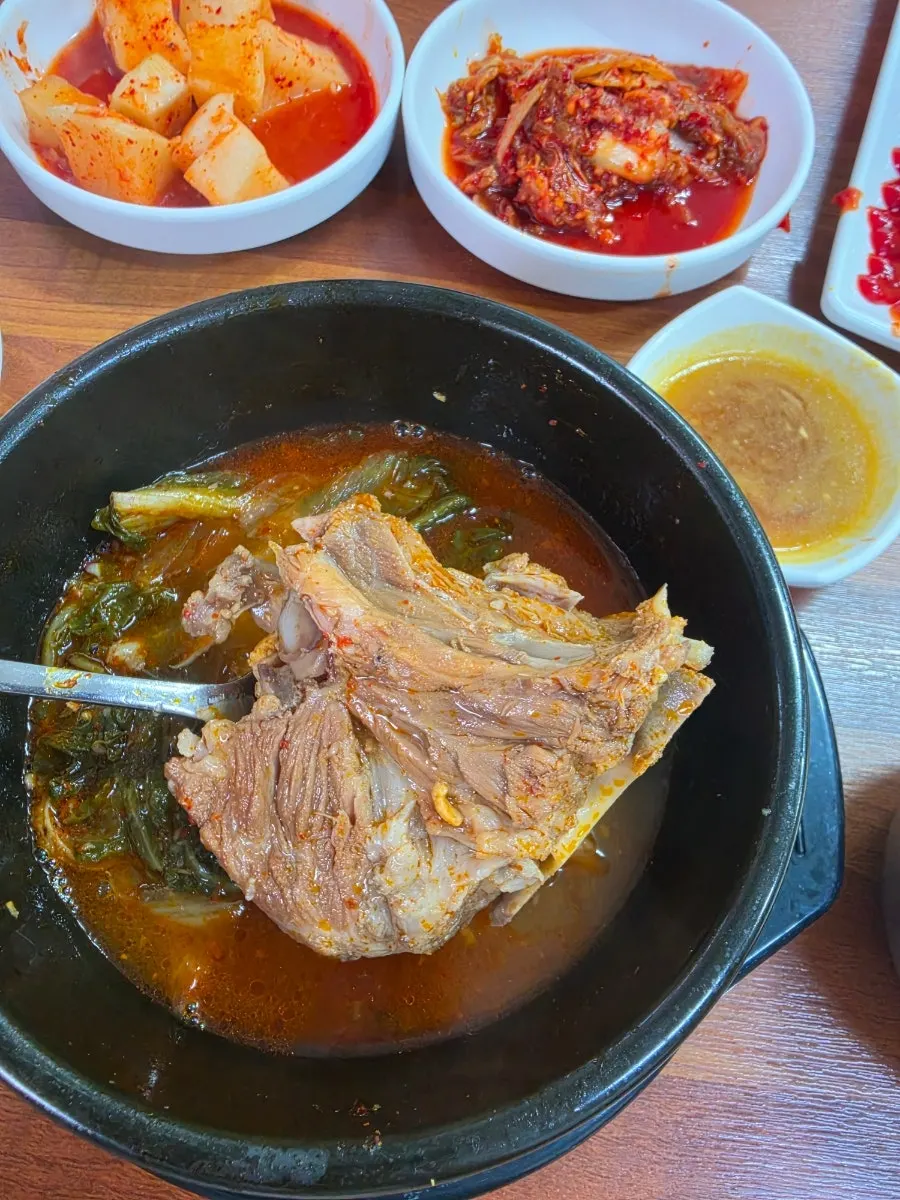 Milky, well-simmered pork bone soup broth