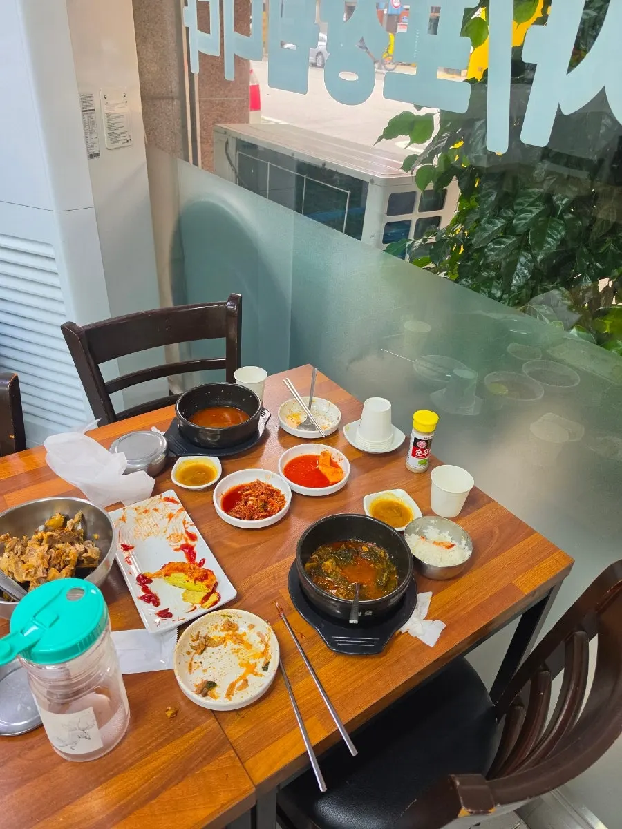 Table at Dangsan Ppyeodaegwi Haejangguk after finishing the meal