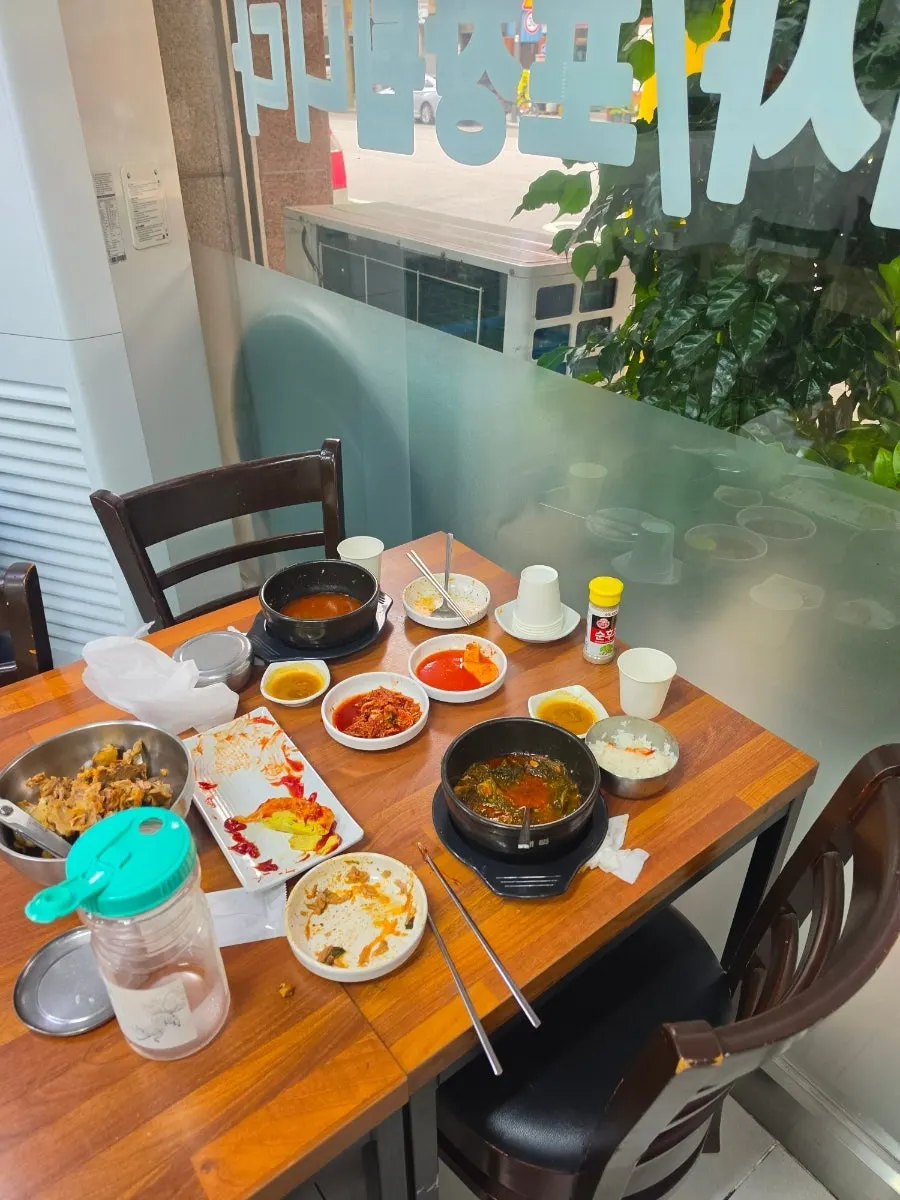 A corner of the Dangsan Ppyeodaegwi Haejangguk restaurant