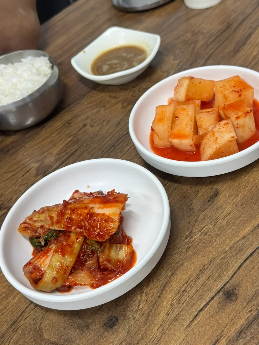 직접 만든 겉절이와 깍두기 밑반찬
