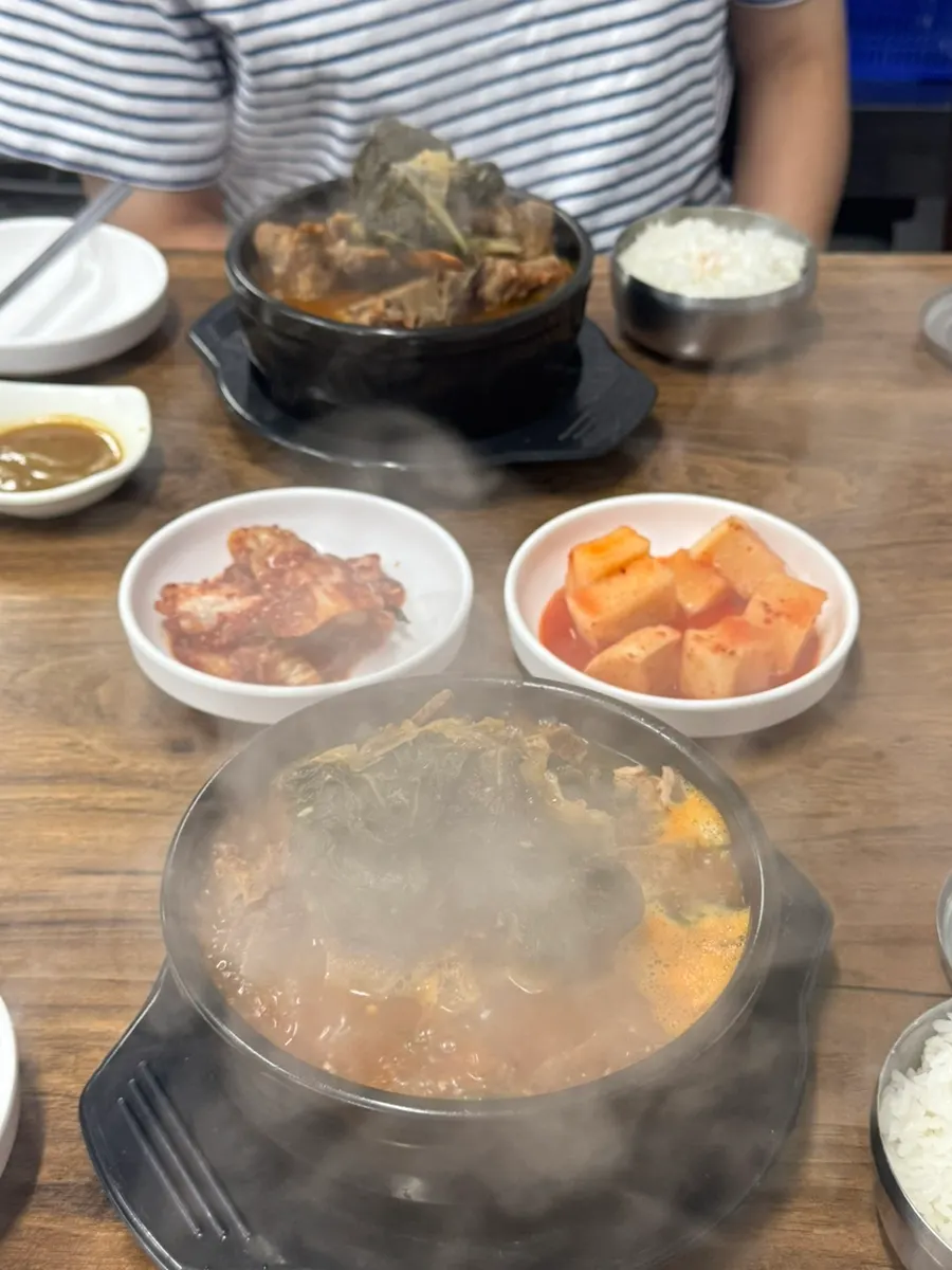 얼큰맛으로 주문한 뼈해장국 한 상