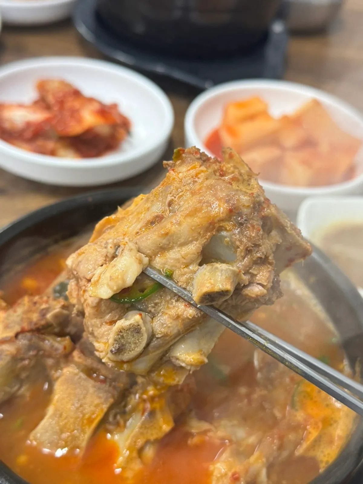 진한 국물의 얼큰 뼈해장국 클로즈업