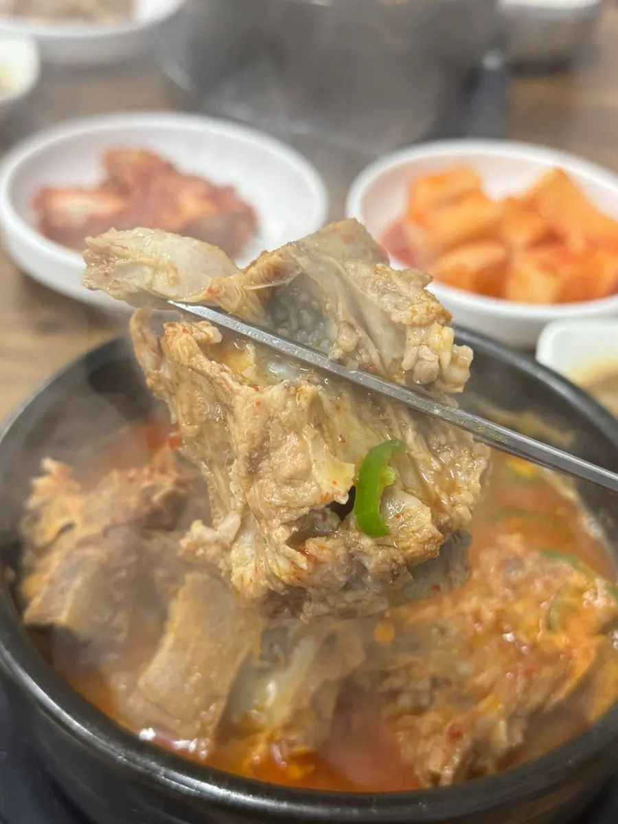 우거지가 푸짐한 뼈해장국 그릇