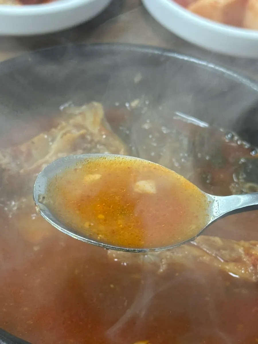 뼈살을 발라 밥과 함께 먹는 모습