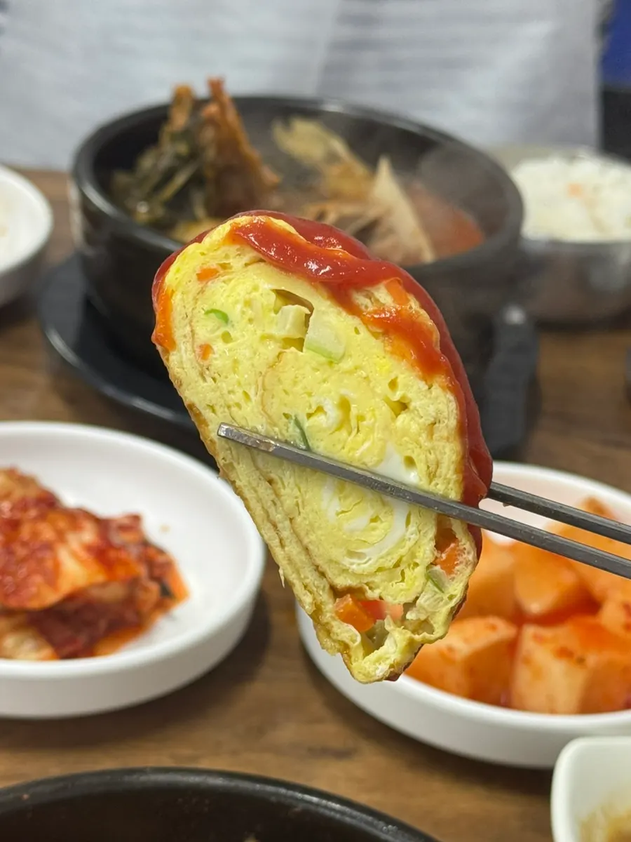 큼직하게 썰린 계란말이 단면