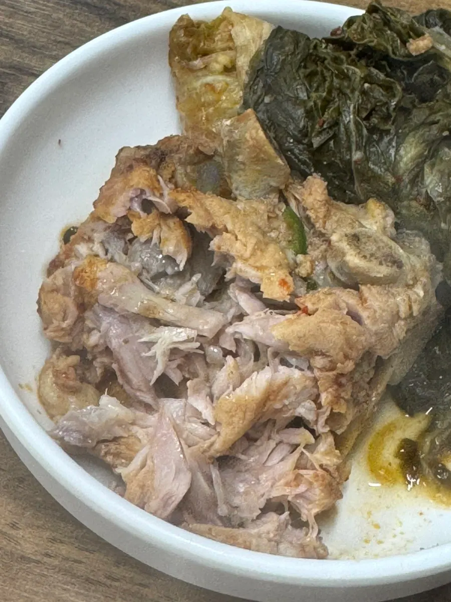 뼈해장국과 사이드 메뉴가 차려진 테이블