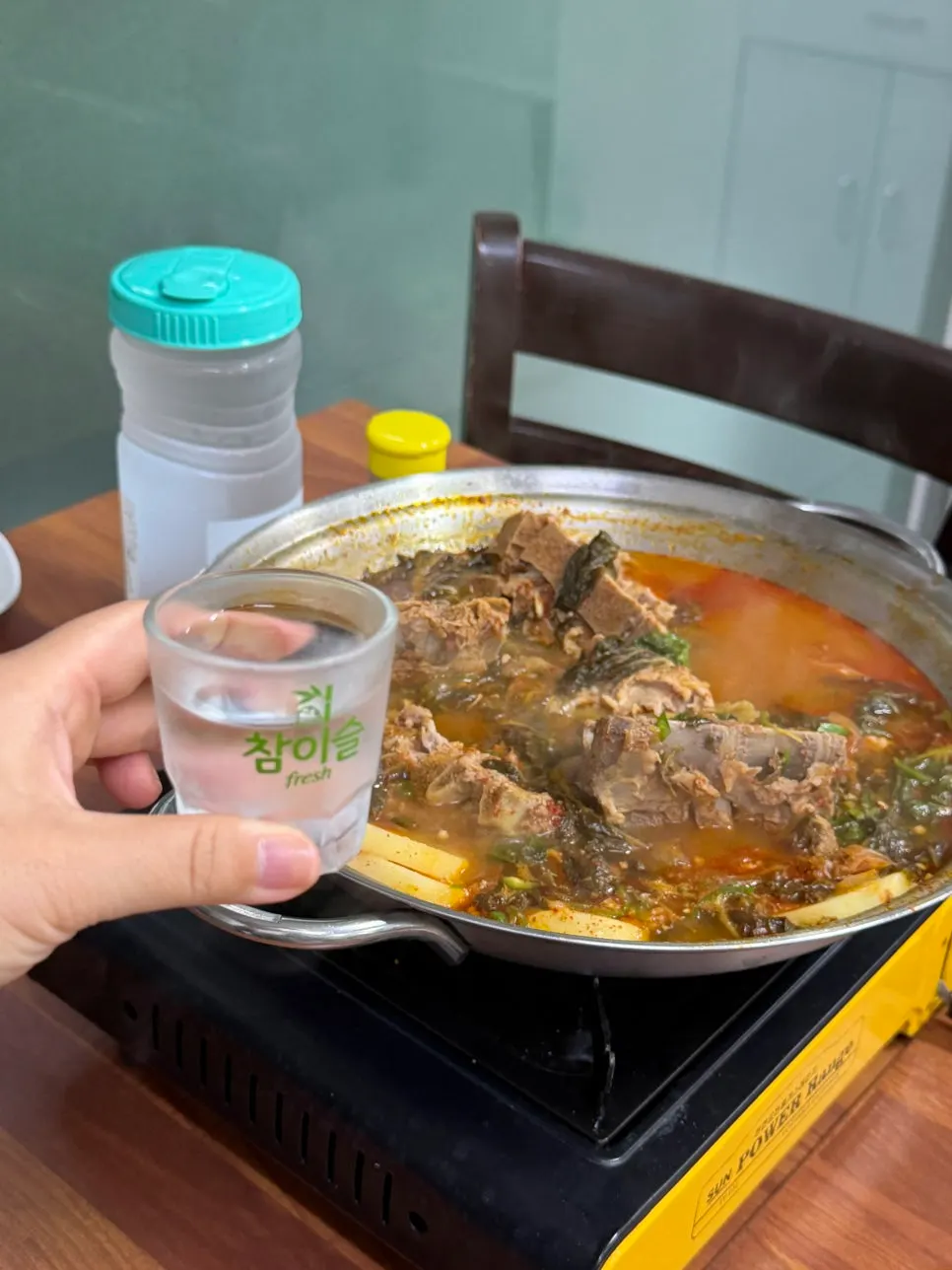 공기밥과 김치가 함께 차려진 감자탕 한 상