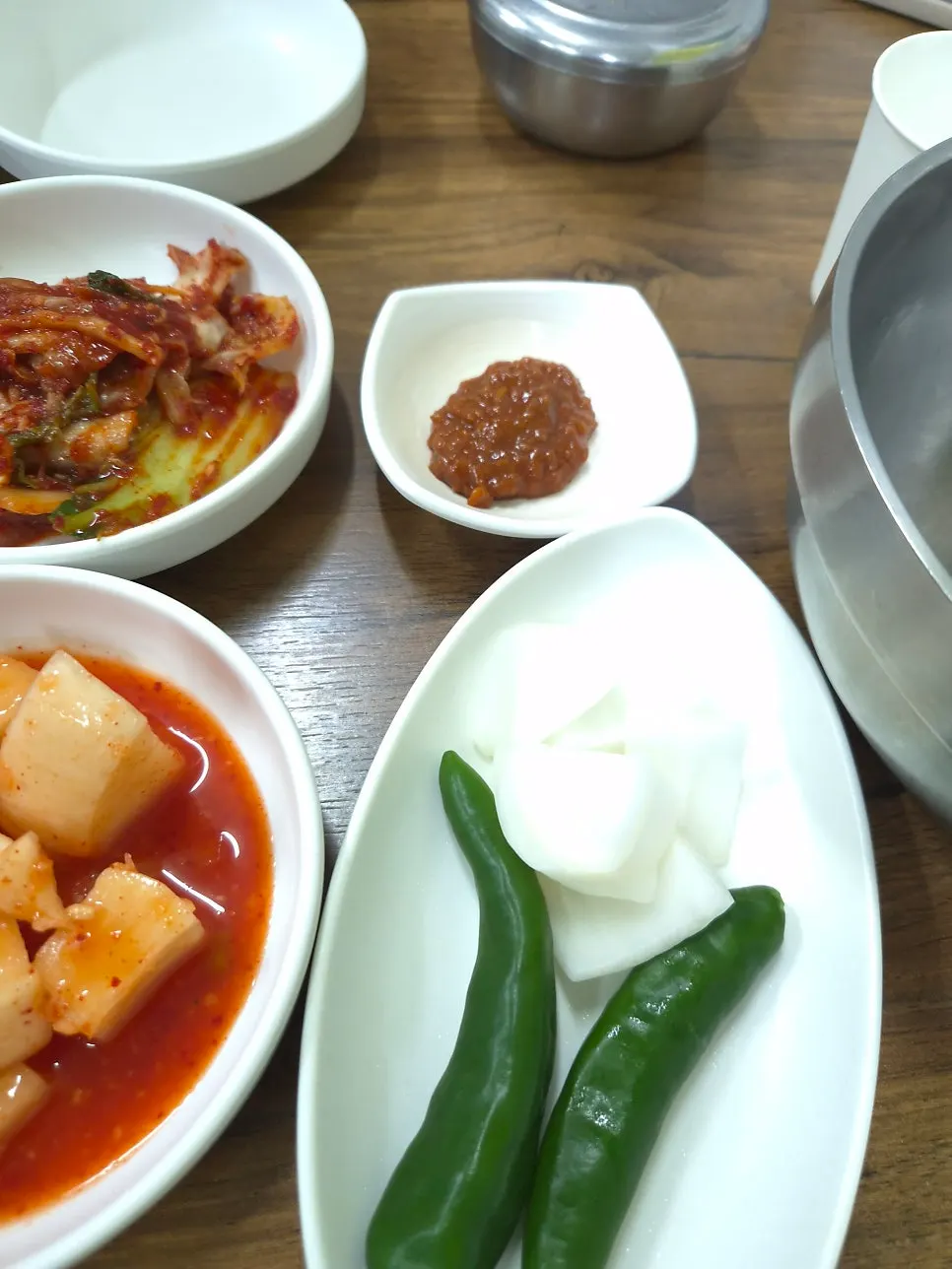 음식 기다리는 동안 놓인 수저와 반찬