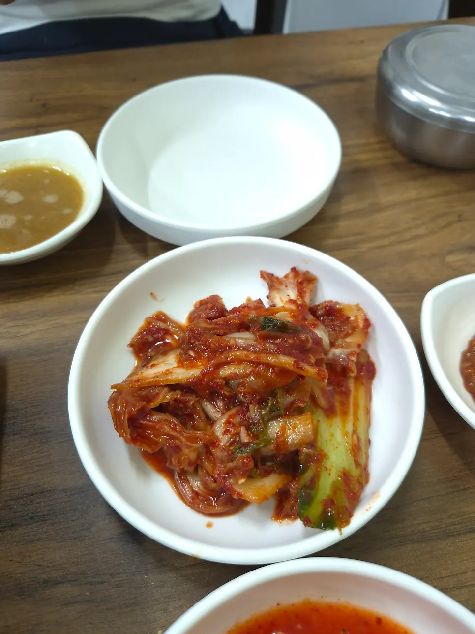 잘 익은 김치 등 기본 밑반찬