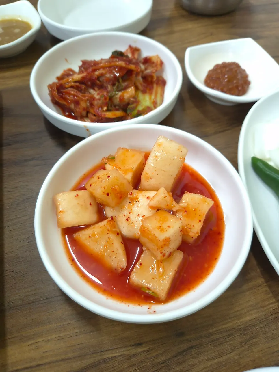 감자탕과 곁들이는 김치 반찬 접시