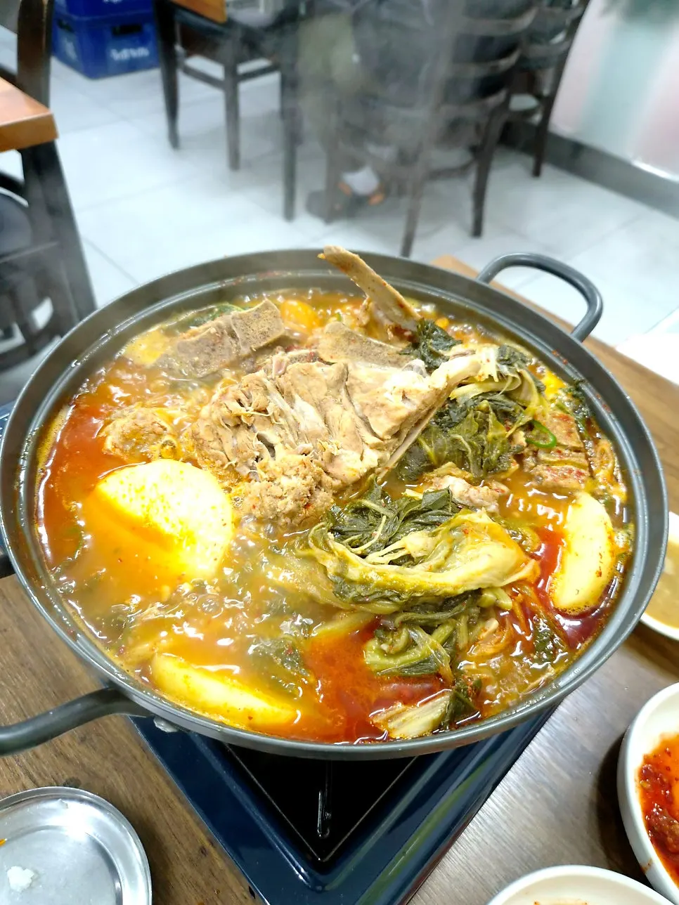 끓어오르는 감자탕 얼큰 소짜