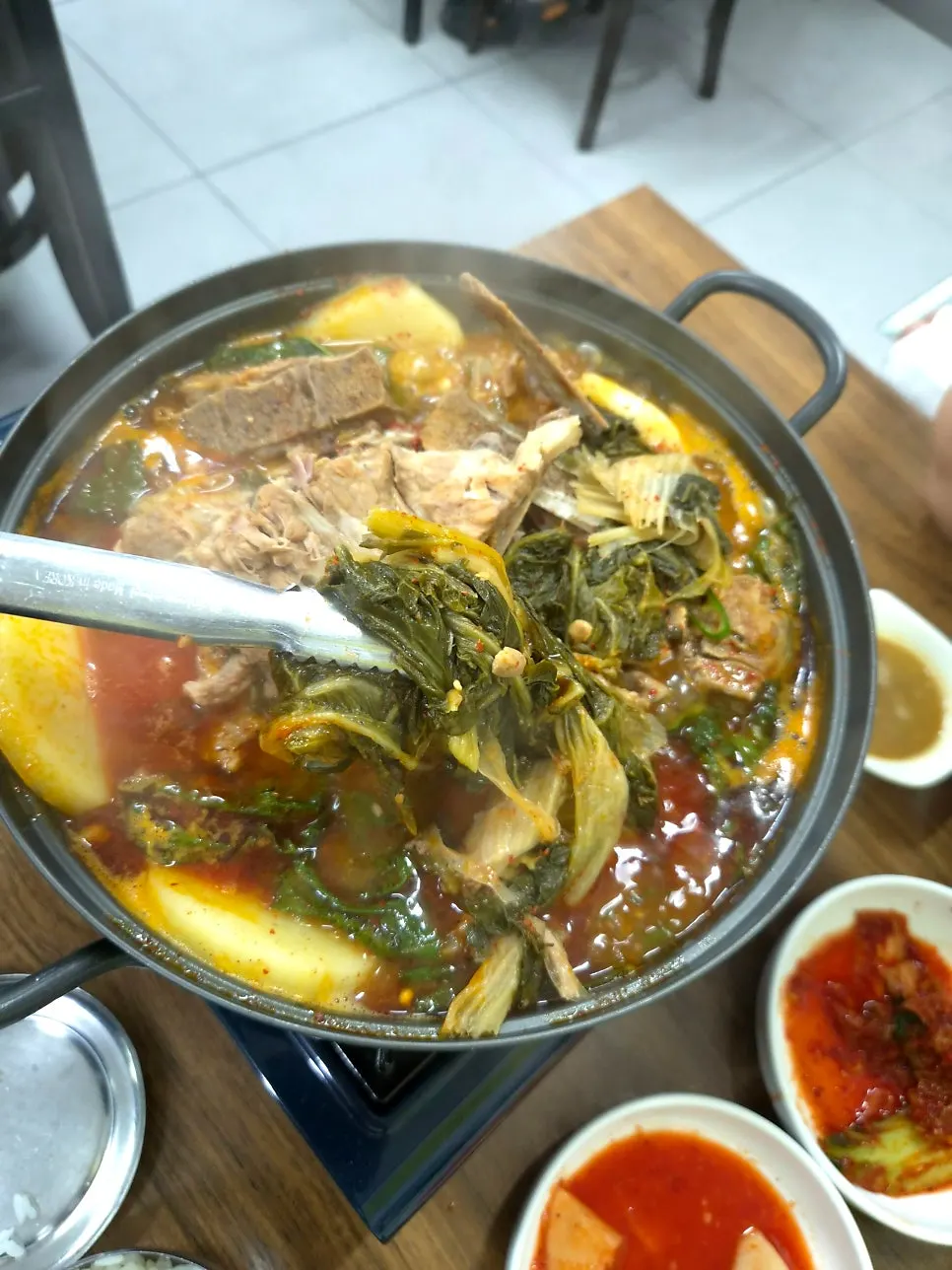 감자와 무청이 가득한 감자탕 냄비
