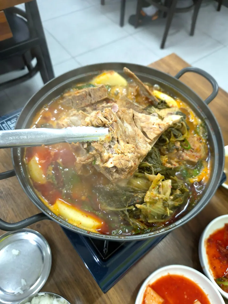 뼈에서 발라낸 감자탕 살코기